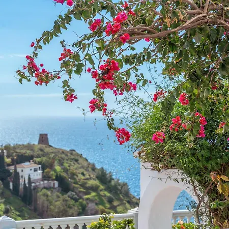 Elegant Retreat With Stunning Sea Views *